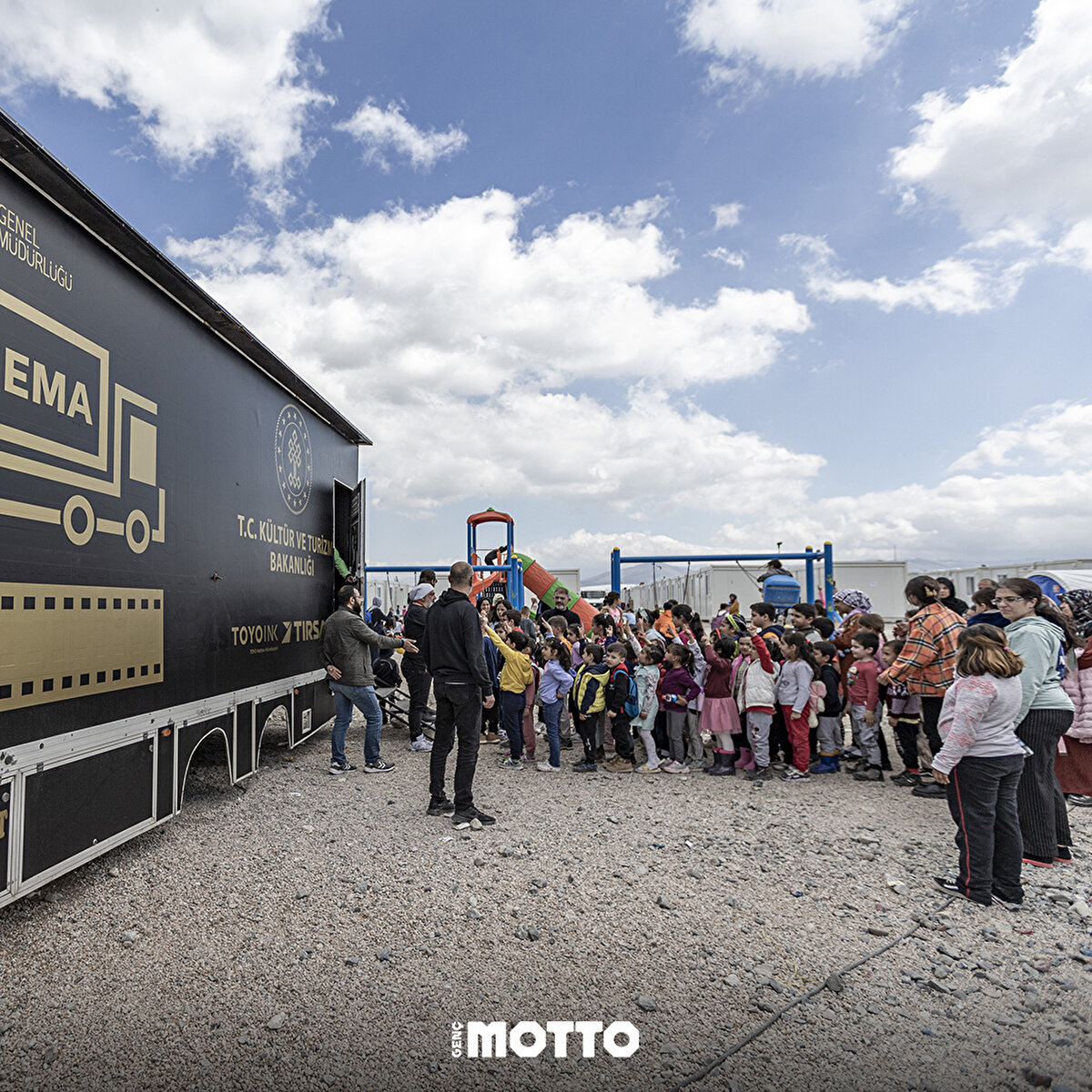 Gruplar halinde günde yaklaşık 700 çocuk katılım sağlıyor