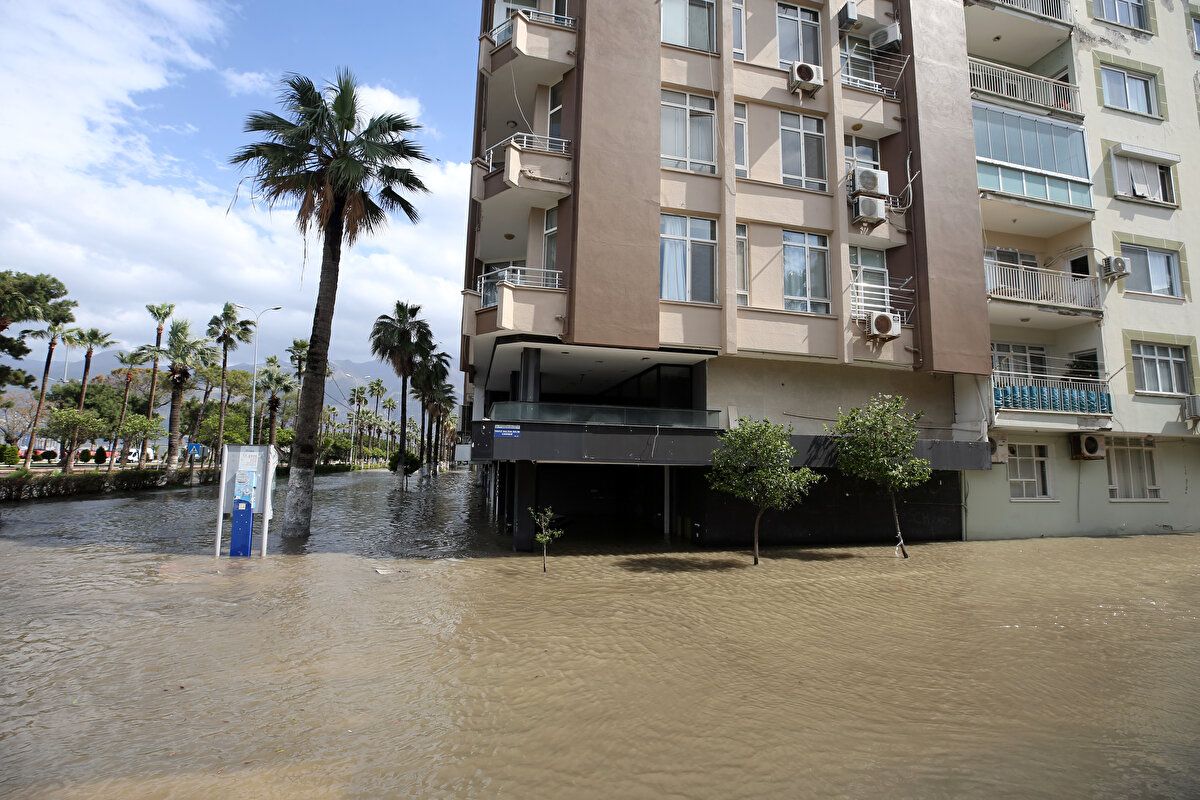 Kahramanmaraş merkezli depremlerden etkilenen İskenderun ilçesinde, sabah saatlerinde başlayan sağanak yaşamı olumsuz etkiledi.