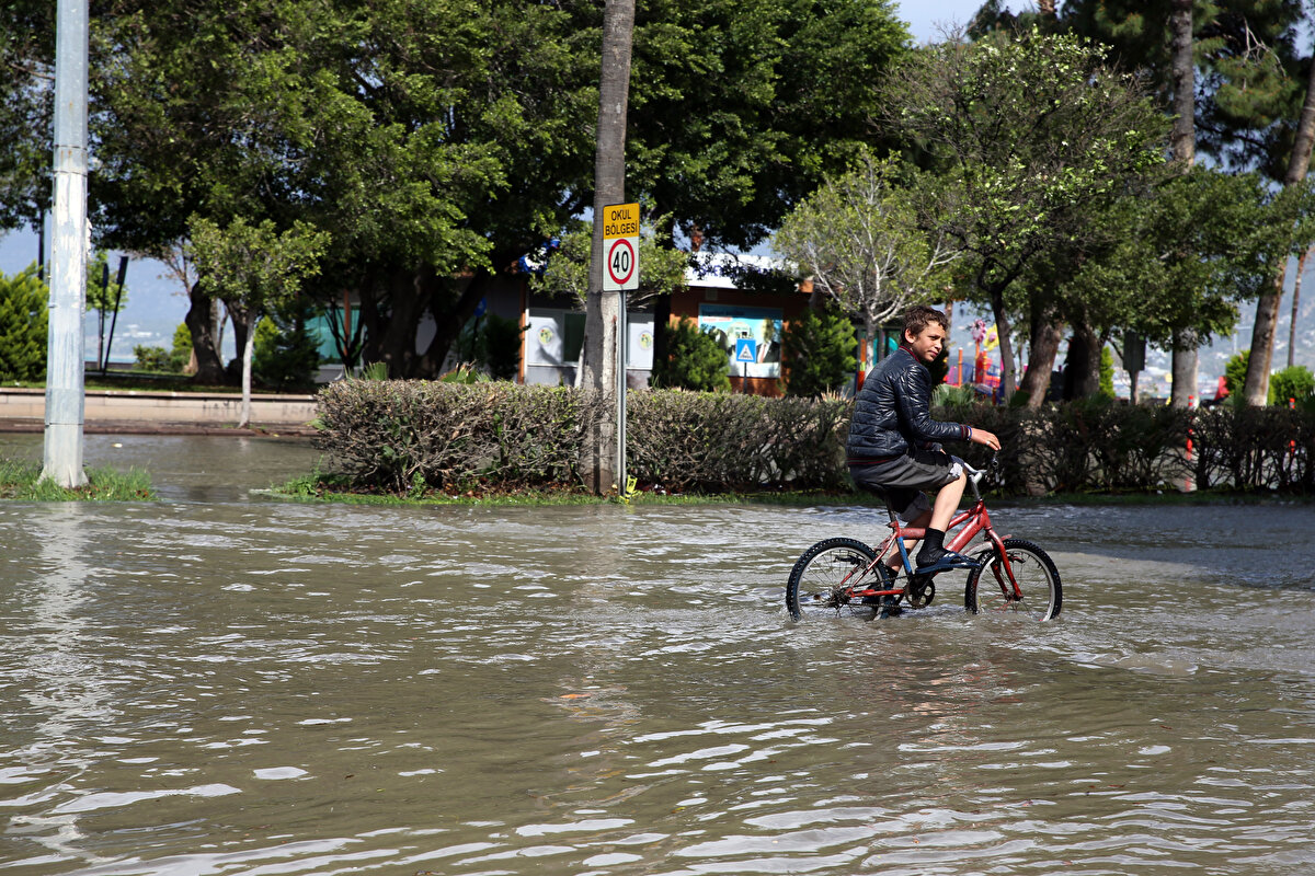 Yağış ve lodos nedeniyle deniz seviyesinin yükselmesi sonucu sahil kısmındaki Anıt Meydanı ile Atatürk Bulvarı'nda oluşan su birikintileri nedeniyle sürücüler trafikte ilerlemekte güçlük çekti.<br><br>