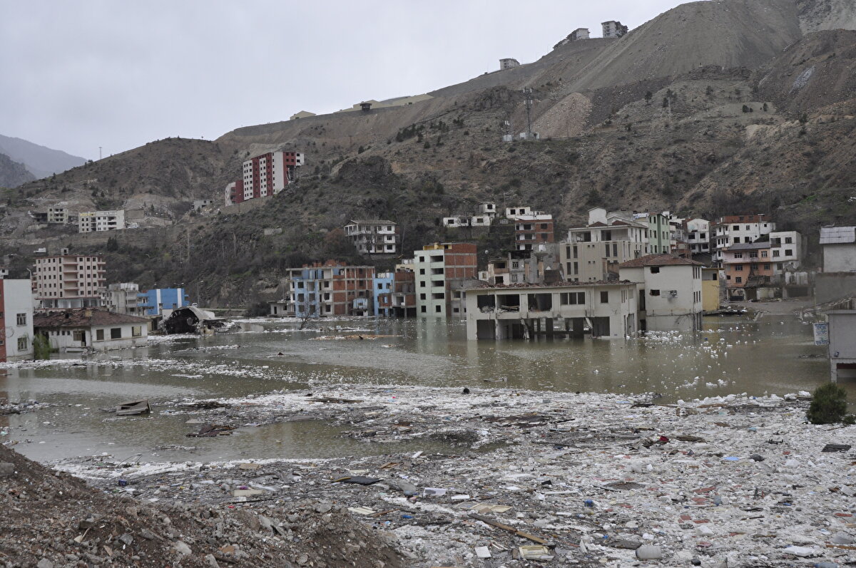 Artvin'den gelerek eski ilçe merkezinin son halini izleyen Yaşar Gür ise "Bir süredir buraya gelmemiştim. Her şey çok değişmiş. Yollar değişmiş, yeni tüneller yapılmış. Eski Yusufeli yok olmuş. İlçe su altında kaldı. Hüzünlü bir ortam." dedi.<br>