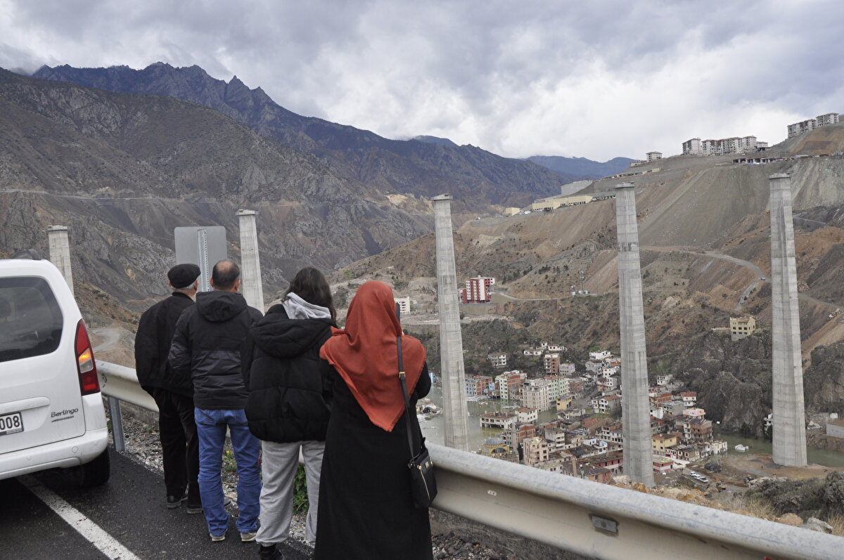 Şoför olduğu için Yusufeli'ne sık sık gelip gittiğini anlatan Aslan, "Yusufeli'ni sular altında görünce hüzünlendik. Artık uzaktan bakıyoruz, yollar kapatılmış, yol yok." dedi.<br>