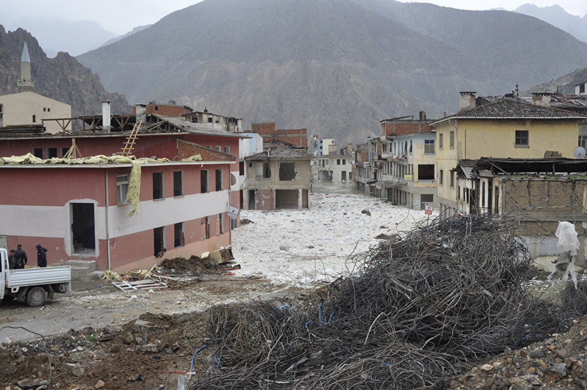 Yiğit, yeni ilçe merkezine, eski yerleşim yerinden geçerek ulaştıklarını dile getirerek, "Şimdi farklı bir yoldan gitmeye başladık. Doğup büyüdüğüm ilçeye artık giremiyoruz, ancak uzaktan bakıp duygulanıyoruz. Veda vakti." ifadelerini kullandı.<br>