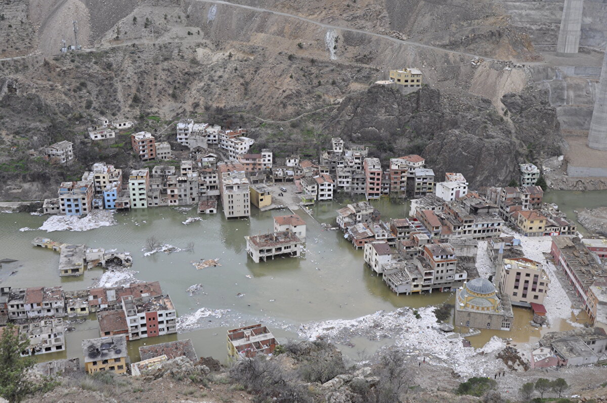Yusufeli'nin son halini görmenin burukluğunu yaşadığını belirten Mustafa Sırma, "İlçe sular altında. İlçe merkezine gitmek istedik ama yollar kapatılmış. Yeni ilçe merkezi de güzel olmuş, halkımıza hayırlı olsun. Doğduğum topraklar sular altında. Çok hüzünlendik. Bir şeyler gitti, yeni bir şeyler yapıldı. Vatanımıza hayırlı uğurlu olsun." değerlendirmesinde bulundu.