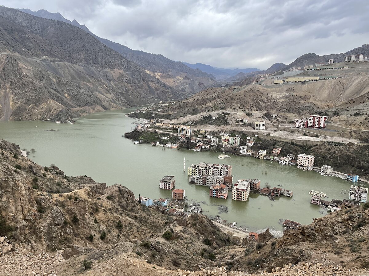 Öte yandan, ilgili firmaya ait iş makineleri yardımıyla, eski ilçe merkezinde henüz su altında kalmayan bazı noktalarda yıkım işlemleri devam ediyor.<br>
