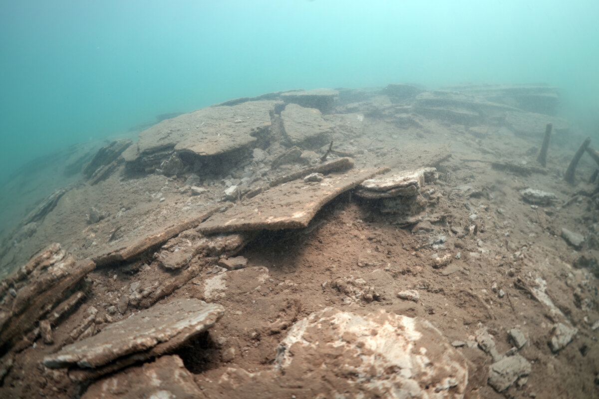 Dalış eğitmeni Mahmut İğde ise afetin su altındaki etkilerini görüntülemek için dalış yaptıklarını belirterek, "Bu dalışlarda Kel Dağı bölgesinde herhangi bir olumsuzluğa rastlamadık ancak Arsuz ve İskenderun bölgelerinde depremin su altındaki izleri fazlaydı. İskenderun Balıkçı Barınağı ve kıyı şeridinin depremde yaklaşık 1 metre çöktüğünü görüntüledik." diye konuştu.<br>