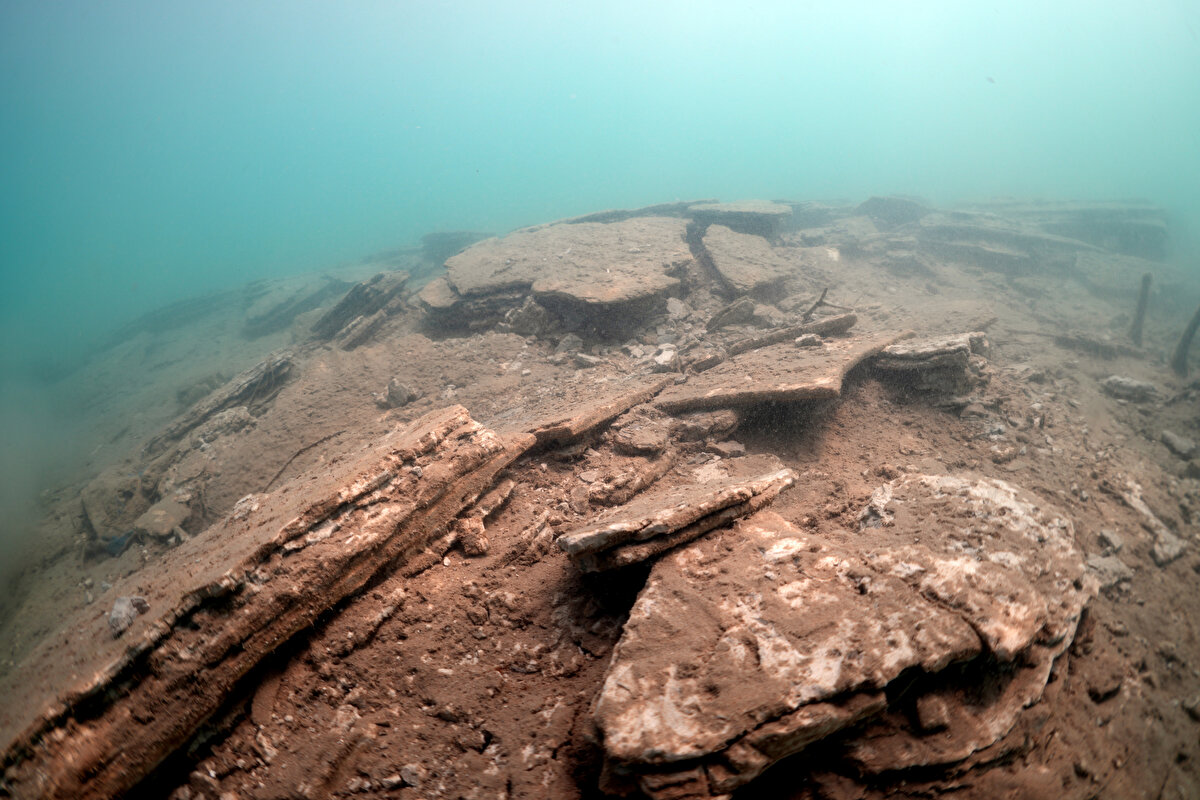 Sahil Güvenlik Akdeniz Bölge Komutanlığına katkılarından dolayı teşekkür eden Ceylan, "Denizdeki tahribat, karadaki kadar değil ancak deprem su altını da etkilemiş." dedi.<br>
