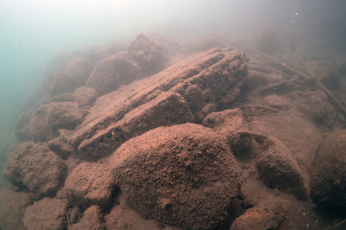 Sahil Güvenlik Akdeniz Bölge Komutanı Tuğamiral Oğuz Bavbek, Dalış Emniyet Güvenlik ve Arama Kurtarma (DEGAK) timleri ile Keldağ Dalış Merkezi eğitmeni Mahmut İğde`nin de yer aldığı ekip, afetin izlerini görmek için Samandağ açıklarından başlayıp İskenderun Körfezi`ne kadar birçok noktada dalış yaptı.<br>