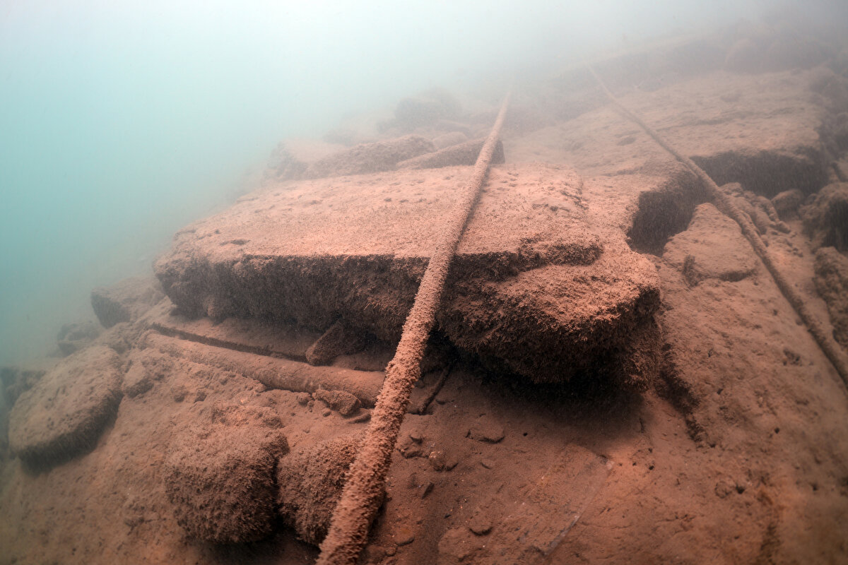 Kıyı şeridinde birçok alandan kopan kaya parçalarını saptayan Ceylan ve beraberindekiler, depremlerde yıkılan Arsuz Oteli`nin kıyısındaki dere yatağında fay hattının oluşturduğu tahribatı da görüntüledi.<br>