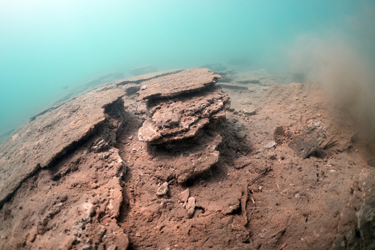 Ekibin, İskenderun ilçesindeki su altı çekimleri sırasında da balıkçı barınağının parçalanan ve büyük kısmı çöken mendireği kaydedildi. Ekip, İskenderun Limanı bölgesinde ise kıyı şeridinin bazı bölümlerinin yaklaşık 1 metre çöktüğünü gözlemledi.<br>