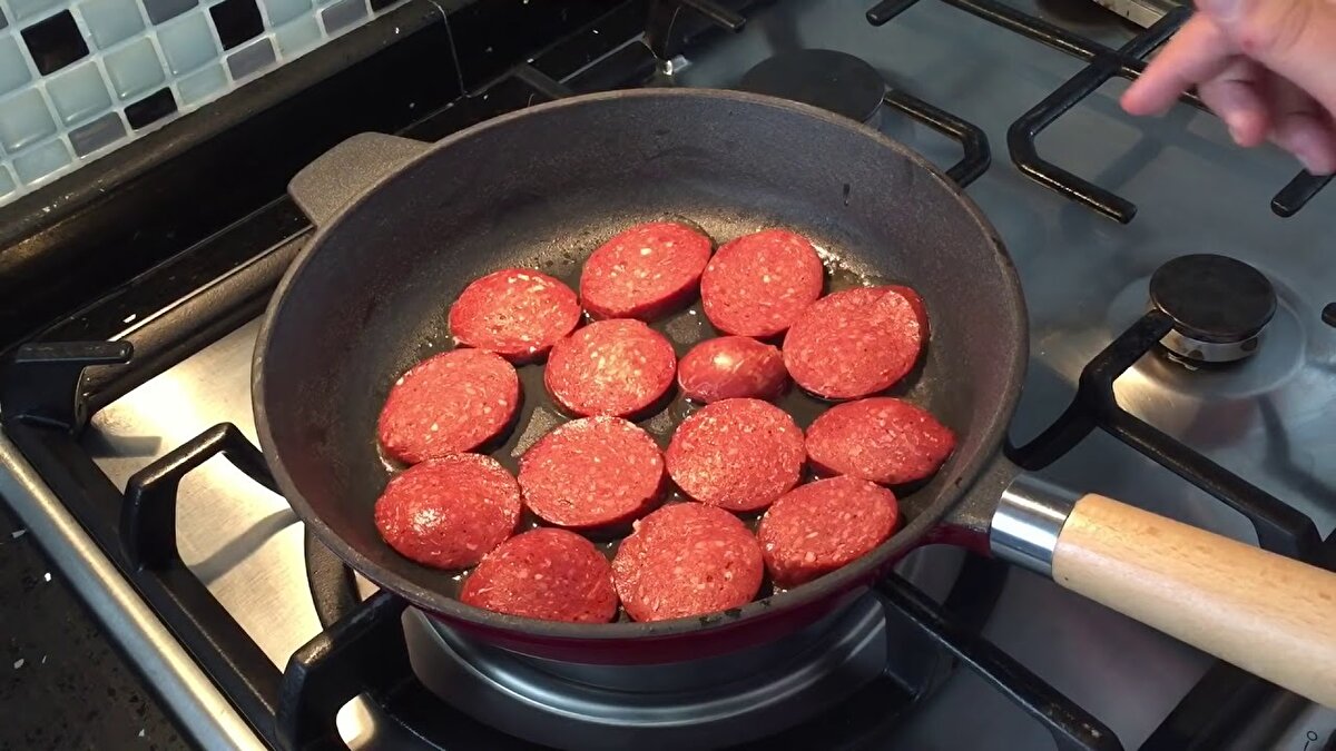 Entegre üretim tesislerinde hilelerin çok daha gelişmiş durumda olduğunu ifade eden Orhan, "Yapılan çalışmalarda hiç hayvan hücresi olmadan tamamen bir hayvan gıdası gibi hayvansal gıda elde edilmiş ürünler yapıldığına şahit olduk." diye konuştu.