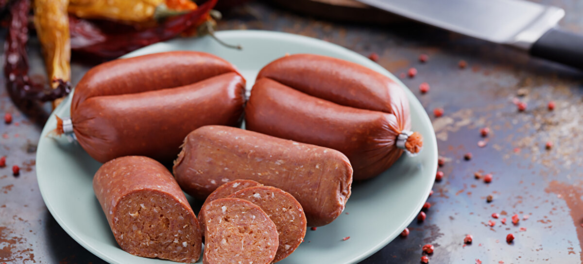 Gıda Laboratuvarları ve Gıda Denetçileri Derneği (GLADER) Başkan Yardımcısı Selman Bahadır Orhan, sucuğun üzerindeki etiketin okunması gerektiğini belirtti.<br><br>