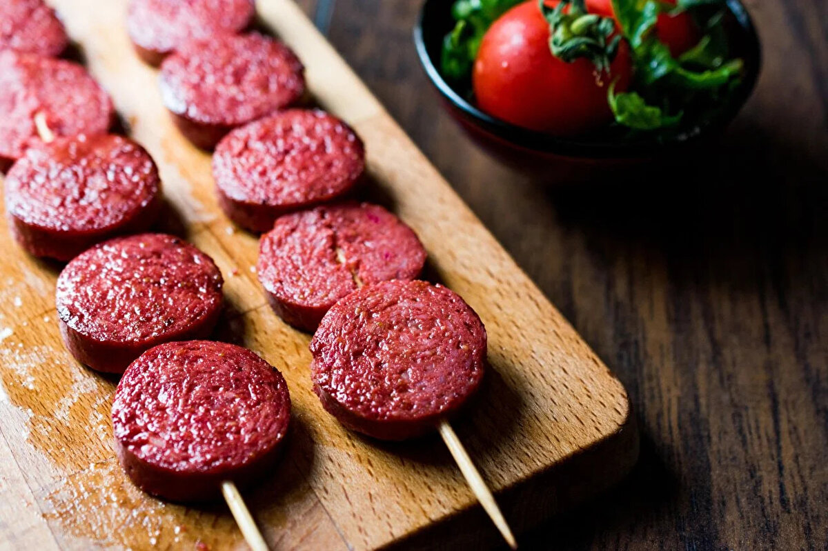 "ETİKETLER ÇOK İYİ OKUNMALI"<br><br>Yaptıkları araştırmalarda hiç hayvansal hücrenin olmadığı sucukları tespit ettiklerini belirten Orhan, "Kullandığımız hayvansal gıdalar pahalı olduğu için hayvansal gıdalara karşı özellikle bitkisel proteinler kullanılıyor. Bunlar diğer sanayi tuzları ile kamufle edilmesinden tutun içerisine bir sürü hadiseler katılabiliyor. Bunları etiket tebliğine göre yazmamız zorunlu olduğu için vatandaş o yüzden etiketleri çok iyi okumalı." dedi.