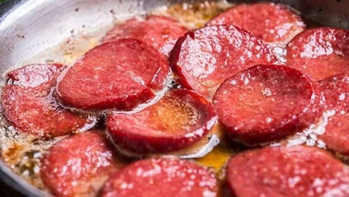 "Et yerine ot yiyoruz." diyen Orhan, "Maalesef bazı sucuklarda bu tür hilelere şahit olduk" şeklinde konuştu.