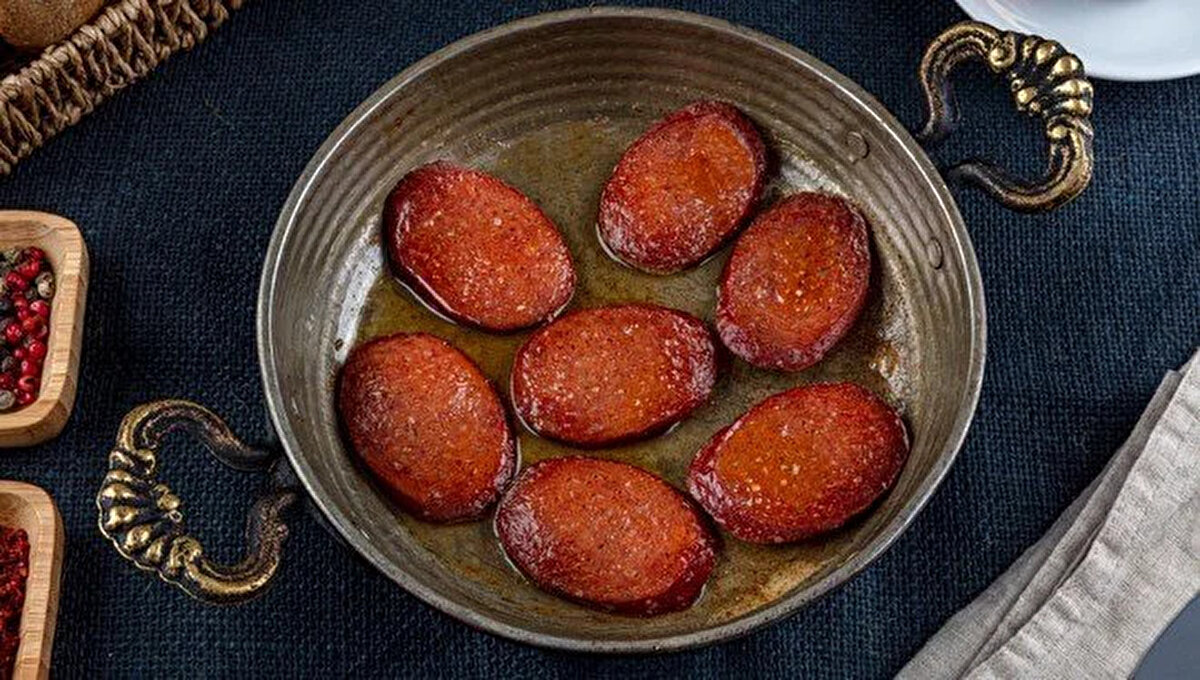 Orhan soya unu, tuz, tatlandırıcı ile üretilmiş sucuğa et tadı verildiğini ifade ederek, "Bu anlamda çok gelişmiş teknolojiler var. Siz soya ununa tuz, tatlandırıcı kattığınızda et yediğinizi sanıyorsunuz. Bunun yakalanması çok zor. Ciddi bir laboratuvar ile kimyasal muyanesinin yapılması gerek. Türkiye'de bu laboratuvarların sayısı sınırlı. Siz protein oranı olarak baktığınızda yüzde 22 protein var ama önemli olan o proteinin bitkisel mi hayvansal mı olduğu çok önemli." ifadelerini kullandı.