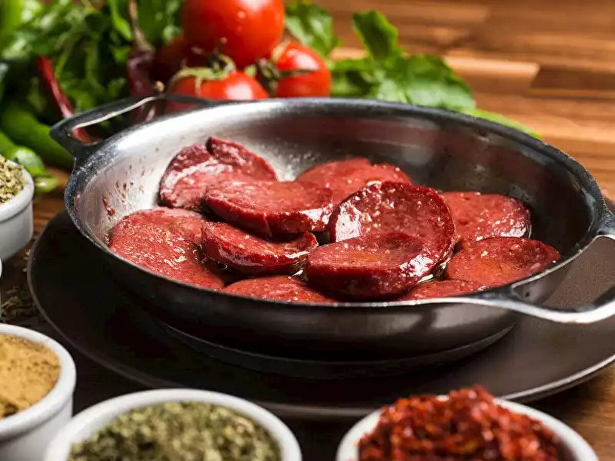 Kasap Özcan Yazıcı, sucukta hilenin rahatlıkta yapıldığına dikkat çekerek "Soya sosu, baharat, tavuk taşlığı koyabilir. Tavuk bile çeksen sucuk tadı olur. Kullanılan iyotlu tavuğu bile sucuk yapabilir, istediği fiyata satabilir. Tavuktan da ottan da sucuk yapılır, vatandaş zaten içeriğine bakmıyor. Biz burada doğruyoruz, yağsız tuzsuz veriyoruz." dedi.