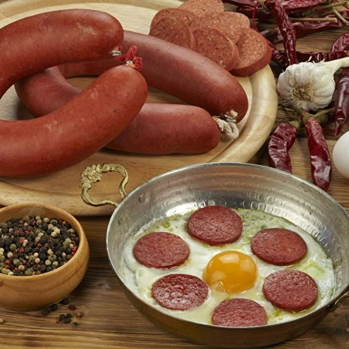 "ÜZERİNDE NE OLDUĞU YAZIYOR"<br><br>Kasap Arif Aydın "Sucuğun kilosu 330 lira. Et fiyatına göre şu an fiyat normal. Bizim sucuklarımızın üzerinde ne olduğu yazıyor ama yine de içine madde koyuyorlar" diye konuştu.30 yıldır kasaplık yapan Cengiz Uysal ise "Sucuğun kilosu 300 lira. Müşteri istediği eti seçiyor, istediğini veriyoruz. Her şey müşterinin gözü önünde yapılıyor, hazır satmıyoruz" şeklinde konuştu.