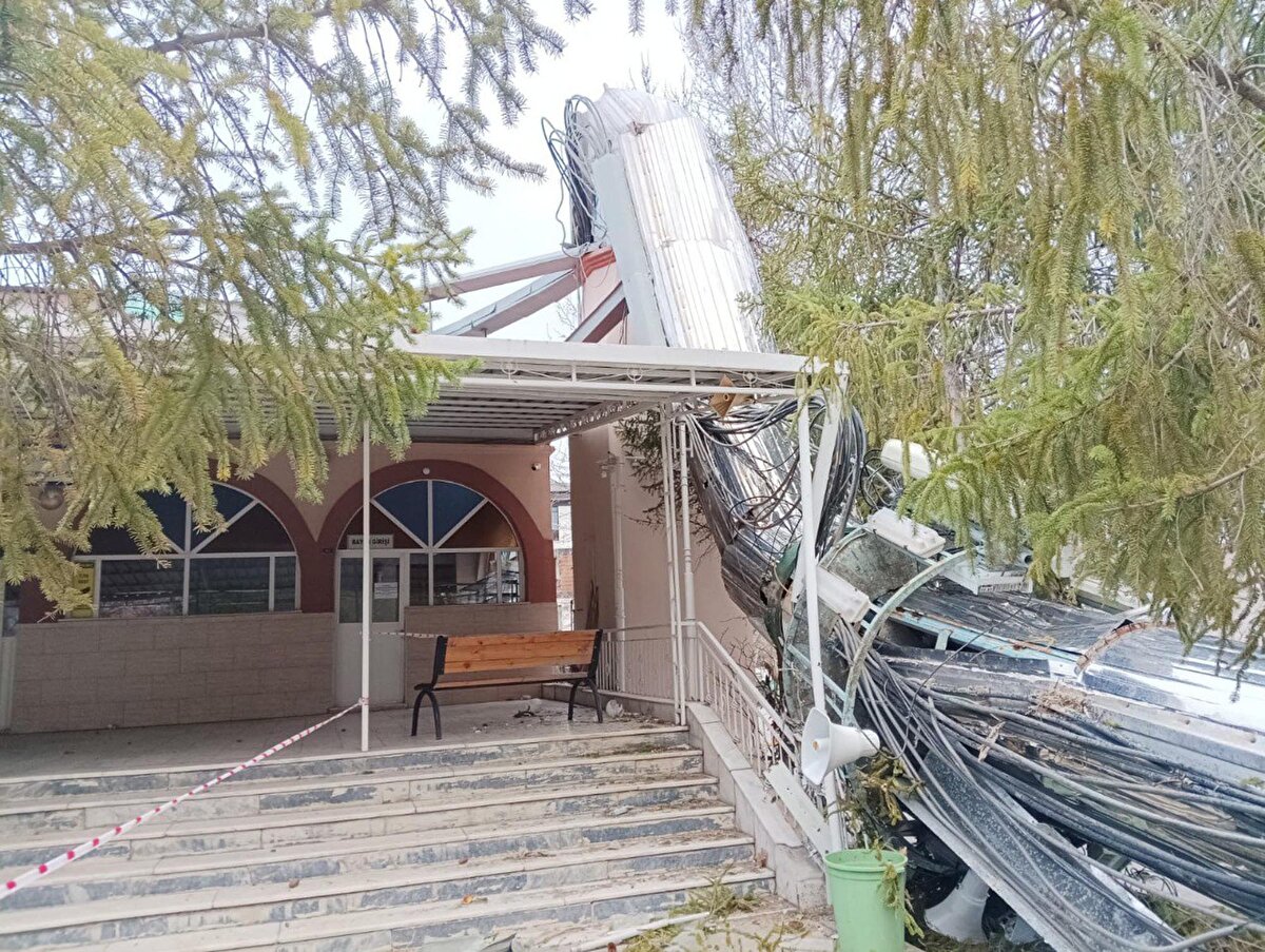 Yunusemre Mahallesi'ndeki Akşemsettin Camisi'nin minaresi üzerinde bulunan baz istasyonuyla birlikte yıkıldı, bazı mahallelerde çok sayıda binanın çatısı uçtu. 