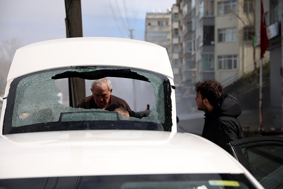 Tazyikli su nedeniyle yolun karşısında bulunan binadaki 15 daire ve 2 iş yeri ile 5 aracın hasar gördüğü belirtilen raporda, 3 milyon liralık hasar tespit edildiği kaydedildi.<br><br>