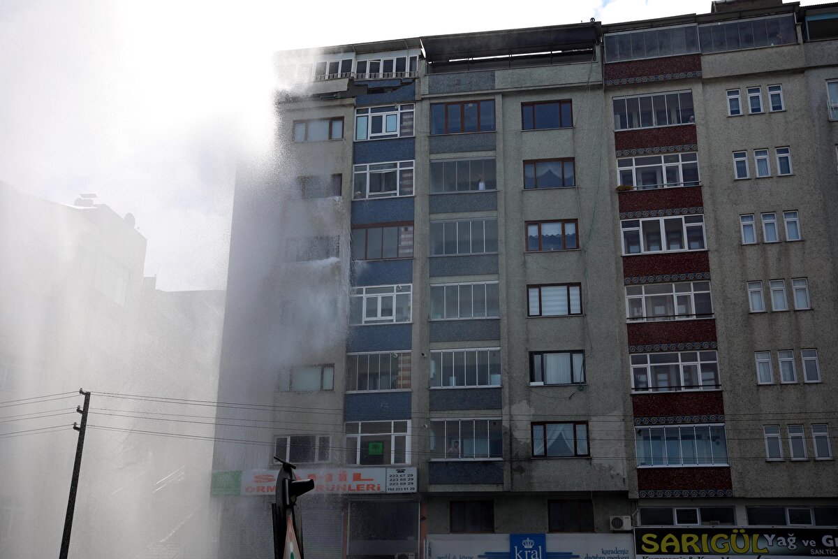 Ortahisar ilçesinde, devlet sahil yolu Yenimahalle mevkisinden geçen ana su hattında meydana gelen patlamada, tazyikli su yolun karşısındaki bina ile çevredeki park halindeki araç ve iş yerlerine zarar vermiş, su birikintisi nedeniyle trafikte aksama yaşanmıştı. Olay anı güvenlik kameralarına yansımıştı.<br><br>