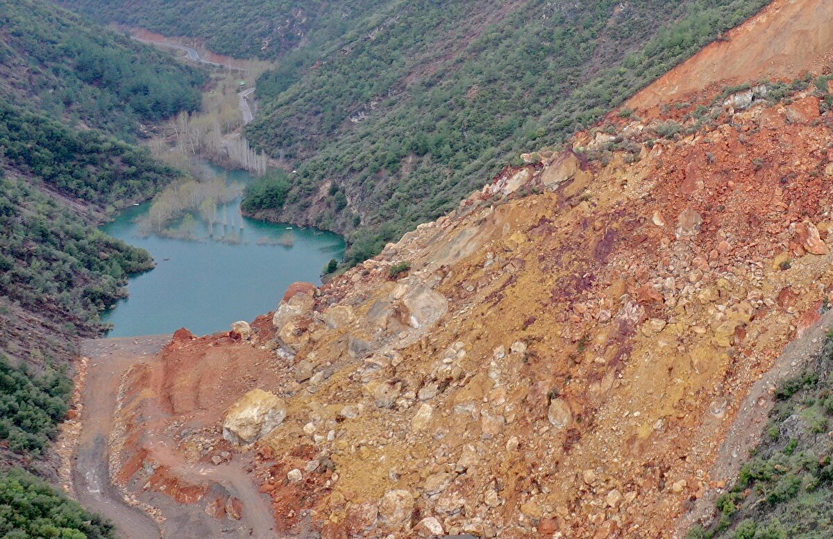 Vadinin kapanmasına ve çukur oluşmasına neden olan toprak hareketliliği, felaketin boyutunu gözler önüne serdi.