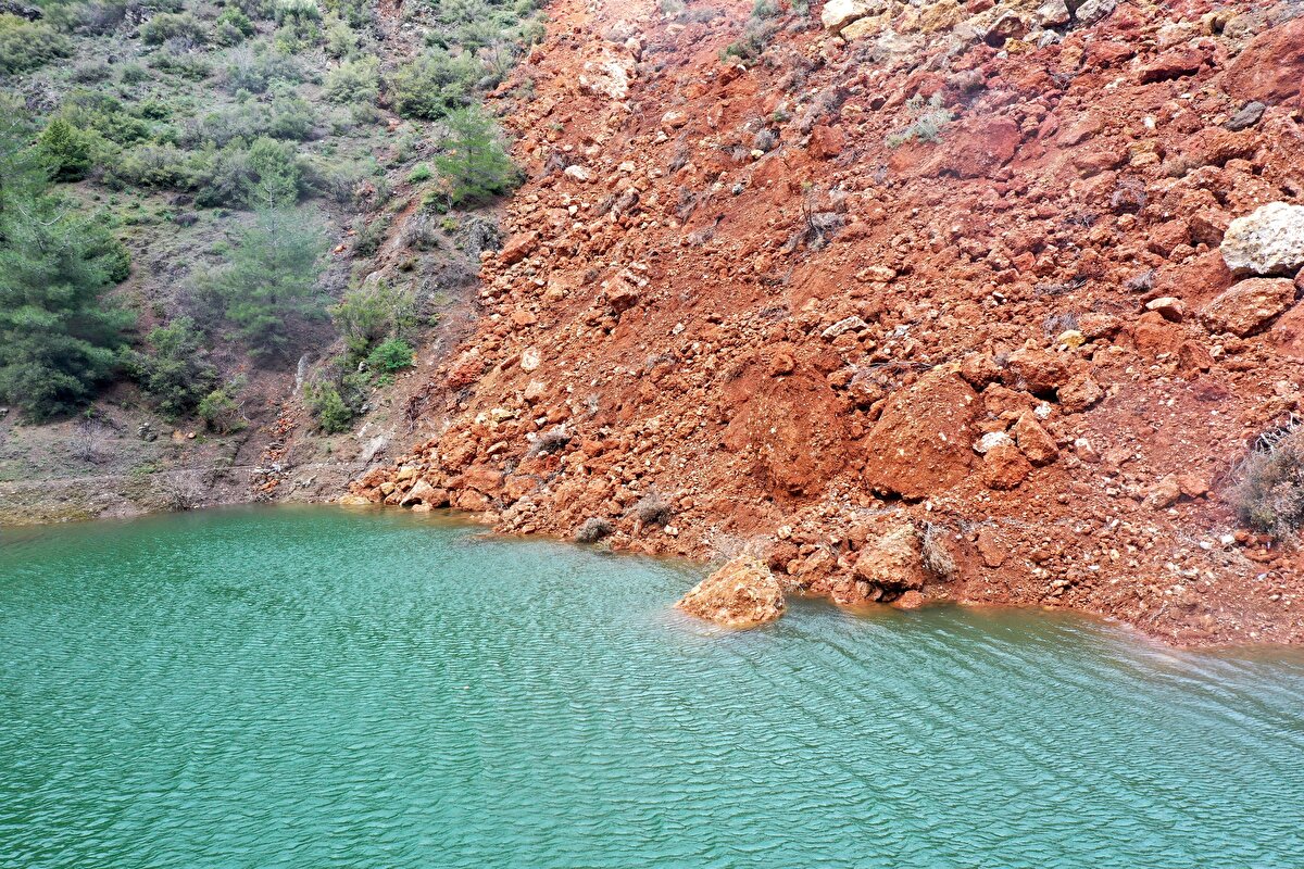 Yaklaşık 3 kilometre uzunlukta olan göletin yol kenarındaki elektrik direklerini de su altında bıraktığı görüldü.<br>