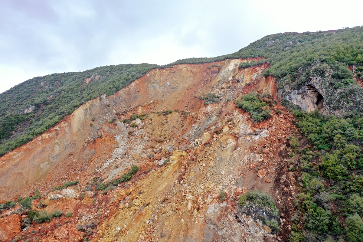 Heyelanın boyutlarına inanamadıklarını belirten Demir, "Yaşanan büyük depremde dağlar resmen birbirine kavuştu. Yol kapandı. Trabzon'daki Uzungöl'e benzer bir göl çıktı. Deprem nedeniyle koca koca kayalar düştü ve vadi kapandı." diye konuştu.<br>