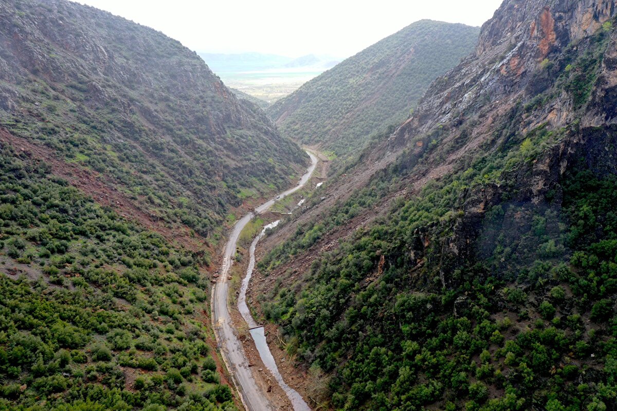 Deprem anını hatırlamak istemediğini belirten Şahin, "Deprem oldu kayalar ve toprak geldi bu dereyi kapattı. Dağ koptu resmen. Allah'ın hikmeti işte sonra bu göl oluştu." diye konuştu.