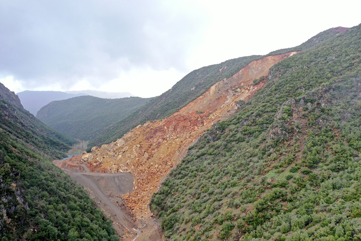 Bölgede yaşayan İbrahim Çağrı Demir, AA muhabirine, deprem sonrası dağın bir parçasının koparak vadiye indiğini söyledi.<br>