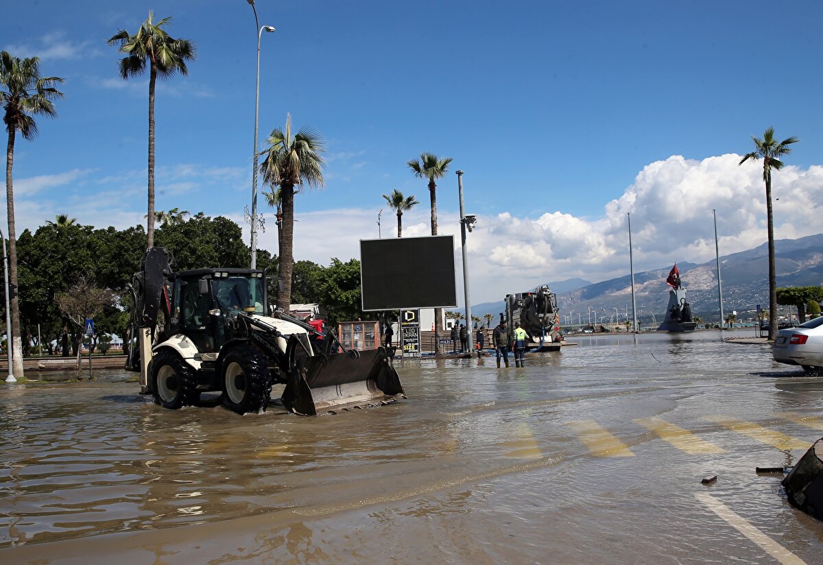 Bugün şiddetli yağışın olduğunu aktaran Demiryürek, şunları kaydetti:<br><br>"Altyapı çökmüş durumda, altyapı çalışmıyor. Dolgu alanı olarak bildiğimiz sahilin bu kesiminde her lodosta denizin kara tarafına doğru yükselmesi söz konusu. 
