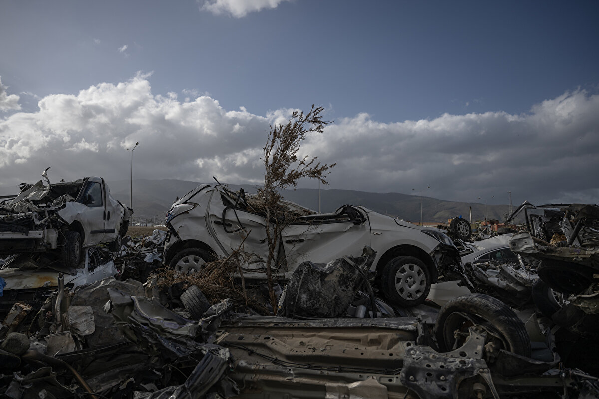 Ezilmiş görüntüsü, kırık camları, kopan motor ve tekerleriyle adeta "araba mezarlığı"nı andıran binlerce otomobil, motosiklet ve kamyonetin bulunduğu alanlar, depremlerin yol açtığı yıkımı gösteriyor.<br>