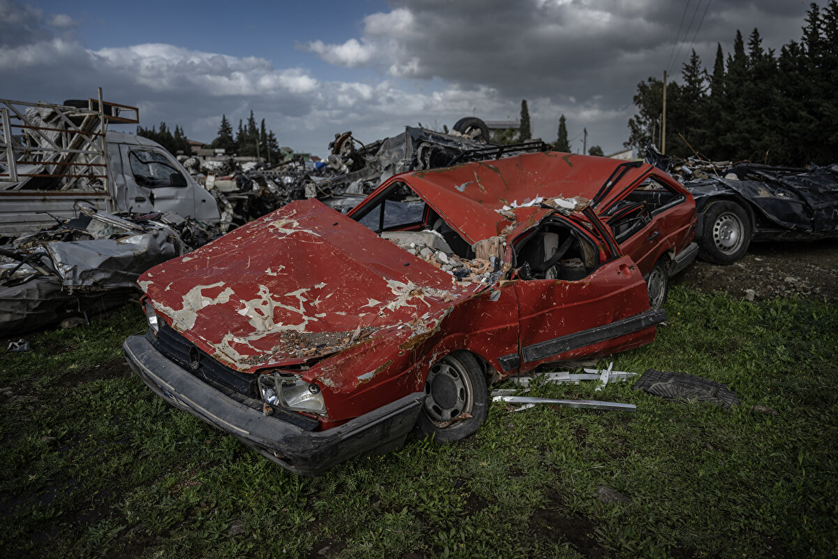 Emniyet Genel Müdürlüğü ve Trafik Vakfınca Türkiye`nin farklı yerlerinden görevlendirilen yaklaşık 60 ekip, hurda araçların bulunduğu enkazlara gidiyor.<br>