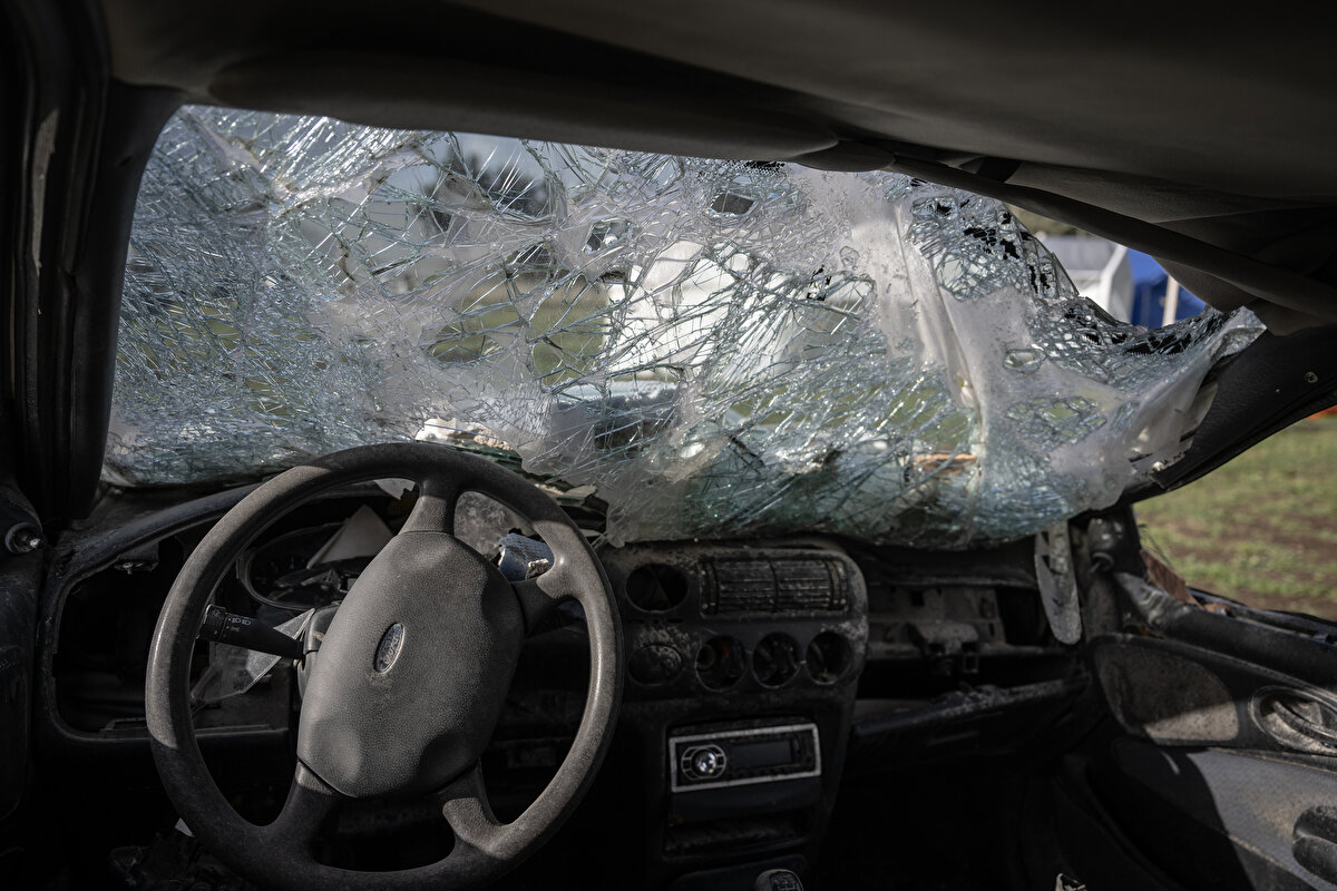 Ekipler, plaka veya şase numaralarını kayıt altına aldıkları araçları, çekicilerle şehrin 3 noktasında kurulan toplama alanlarına getiriyor.<br>