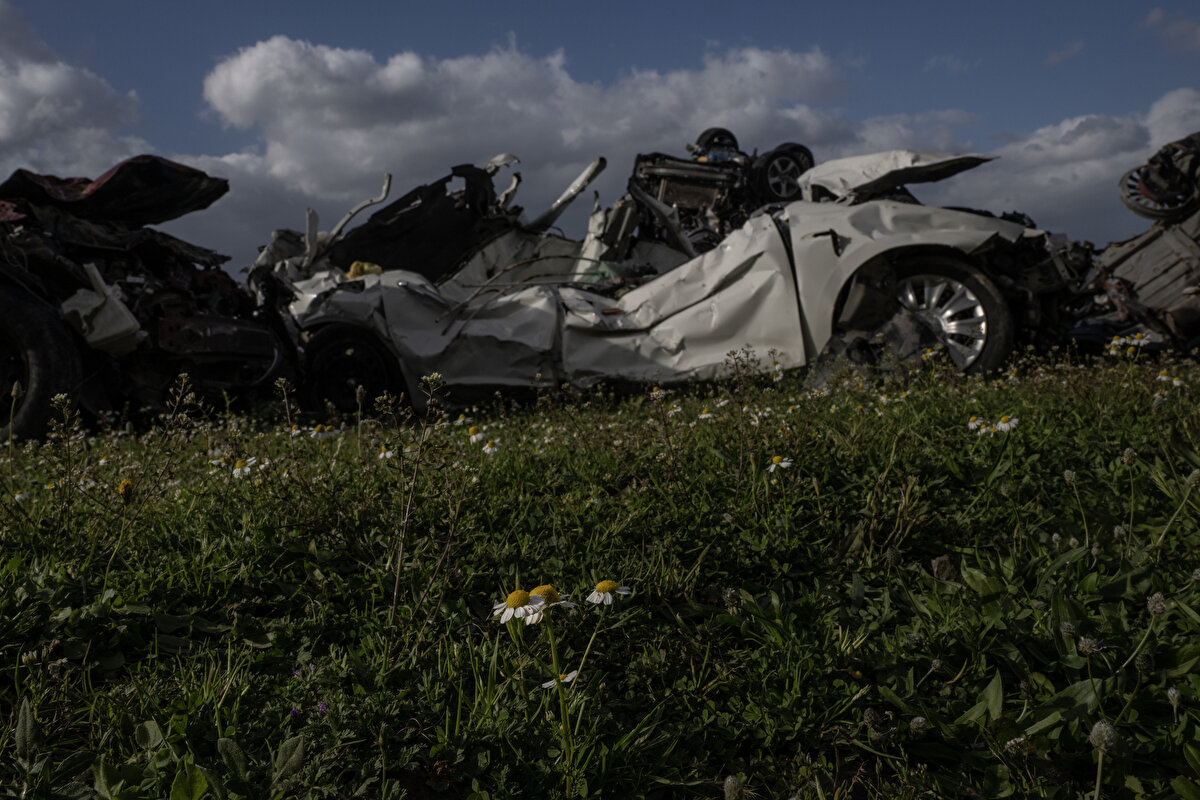 Kendi ekiplerinin günde yaklaşık 10 araç çektiğini aktaran Özcan, "Enkaz altında kalan araçlar çıkartıldığında yeri, konumu bize söyleniyor. Aldığımız aracın plakasından, yoksa motor şase numarasından sahiplerini tespit ediyoruz." diye konuştu.<br>