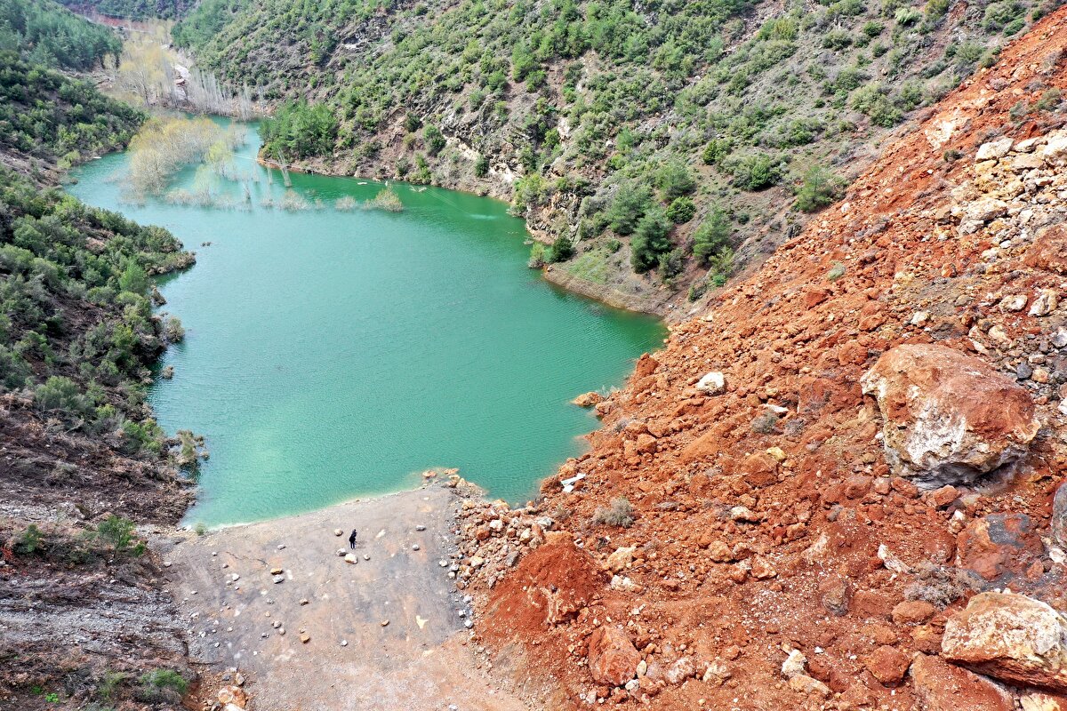 Vadinin batı kısmında bulunan dağdan düşen büyük kayalar ve tonlarca toprak vadiden geçen yol ve İdilli Deresi`nin önüne set oldu.<br>