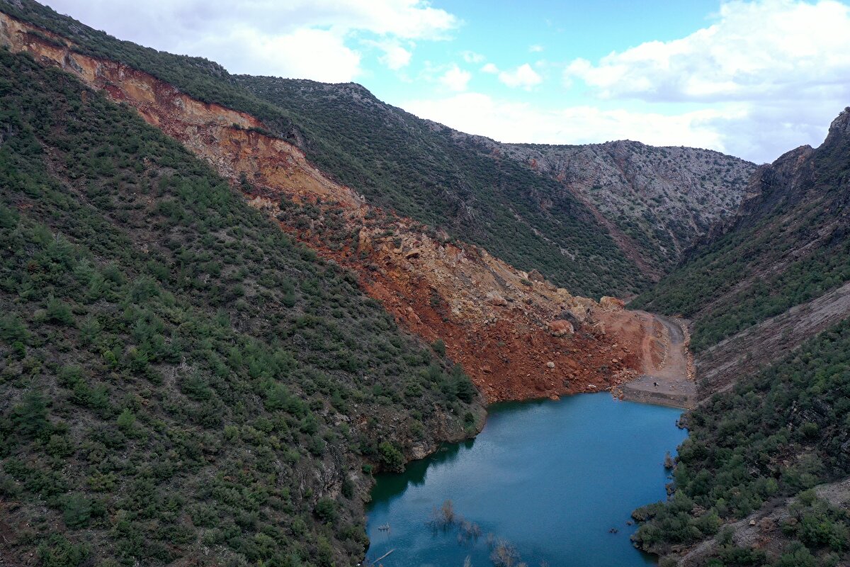 Oluşan setin arkasında ise derenin getirdiği sular ve bölgede etkili olan sağanağın etkisiyle gölet meydana geldi.<br>