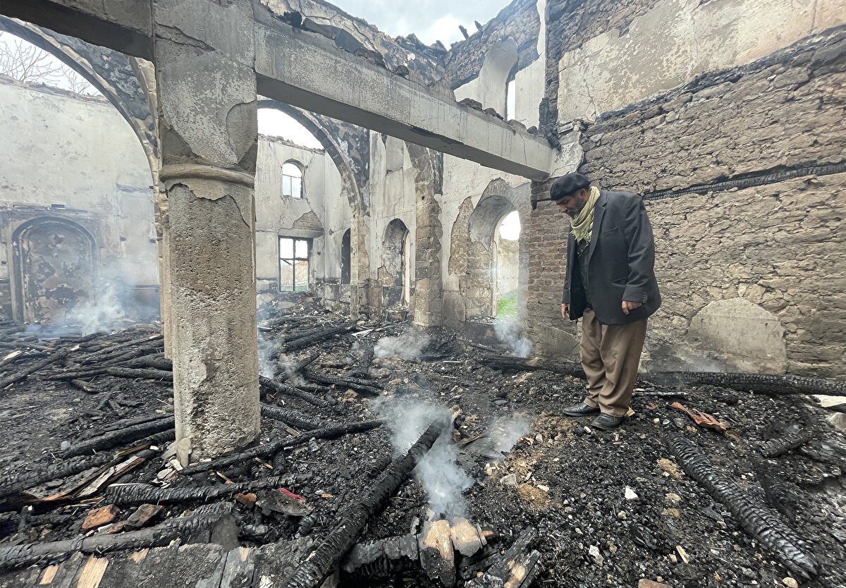 Yangının 3 gün önce söndürülmesine rağmen caminin zemininden çıkan dumanın mahalle sakinlerini tedirgin ettiğini ve bazı iddialara yol açtığını anlatan Atıcı, "Sadece burada hımış duvarın yangınla birlikte göçmesiyle içindeki saman katkıları ve odunların halen yanıyor olması ve bunun duman olarak çıkması buna bir sebebiyet teşkil etmektedir." dedi.