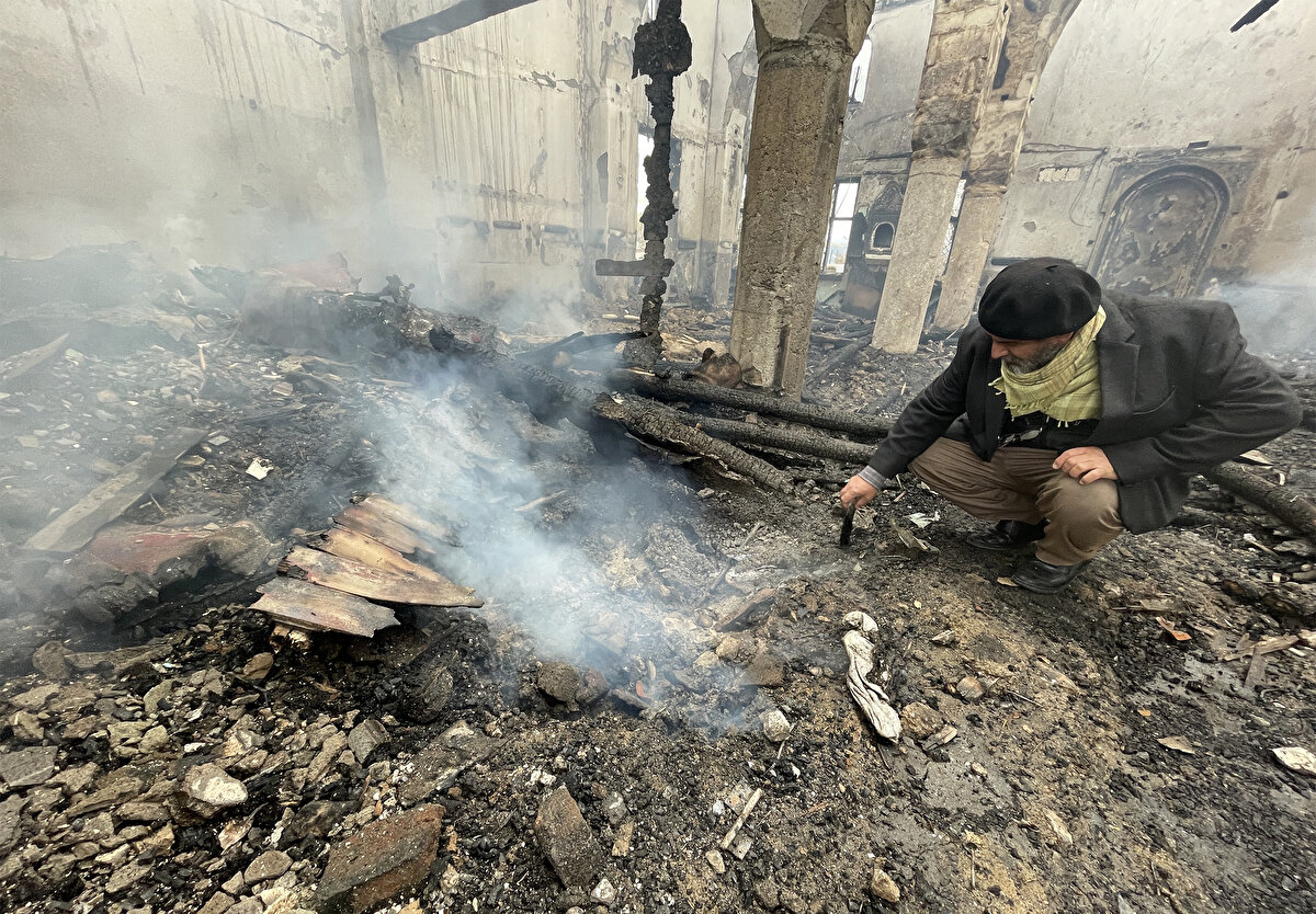Atıcı, zeminden çıkan dumanın caminin kerpiç yapısından kaynakladığını tespit etti.<br><br>AA muhabirine açıklama yapan Atıcı, Vakıflar Genel Müdürlüğünün sorumluluğundaki caminin güçlendirme ve restorasyon çalışması için gün sayarken talihsiz bir yangınla harabeye döndüğünü belirtti.