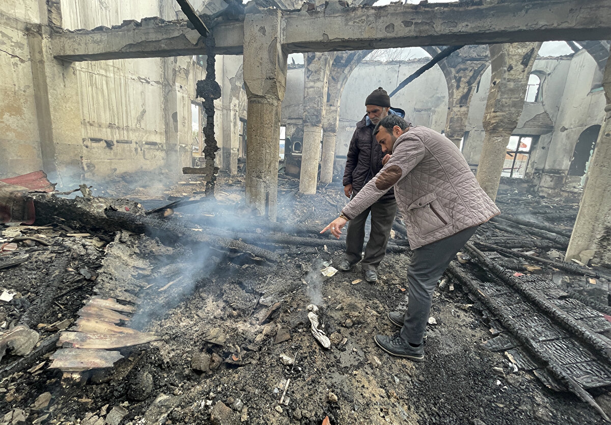 Ancak sağanağa rağmen camiden dumanlar yükselmesinin devam etmesi üzerine mahalleli arasında binanın altında bir mahzen olduğu ve burada yangının sürdüğü dedikoduları yayıldı.<br>