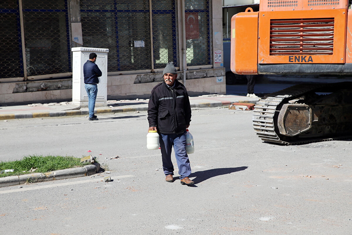 Ocak, geride bıraktıkları günlerin çok kötü olduğunu anımsatarak, "İskenderun halkının o gün çektiği çile... Allah'ım bir daha göstermesin. Havalar çok soğuktu. Isınmak için yer arıyordu insanlar. Çocuklar da öyleydi. Sütleri evde pişirdik, şişelere doldurarak herkese dağıtmaya çalıştık. Elimizden geldiği kadar yardım ettik, etmeyi de sürdüreceğiz." diye konuştu.<br><br>Birçok müşterisinin enkaz altında kaldığını aktaran Ocak, yaraların sarılacağına ve eski günlerin geri geleceğine olan inancını dile getirdi.<br><br>Ocak, sütlerini sattığı Modernevler Mahallesi'nin yıllar önce narenciye bahçesi olduğunu anlatarak, "Şimdi her yer beton yığını. Şu anda da tekrar yıkılıyor. Allah'ım bundan sonra ne gösterecek bilemeyiz." dedi.