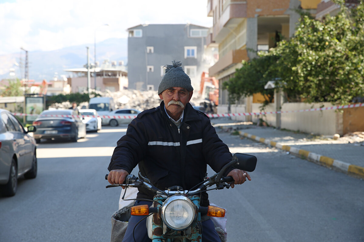 Ocak, AA muhabirine, afet nedeniyle çok üzgün olduğunu ancak yaraları el birliğiyle saracaklarını söyledi.<br><br>İlk günün ardından ücretsiz ikram ettiği sütünü şimdilerde yem fiyatına, maliyetine dağıttığını anlatan Ocak, "Allah'ım zarar ziyan vermesin, ümmet-i Muhammed'e yardım eylesin, depremzedelerimize oruçlarını tutmayı nasip eylesin." duasında bulundu.