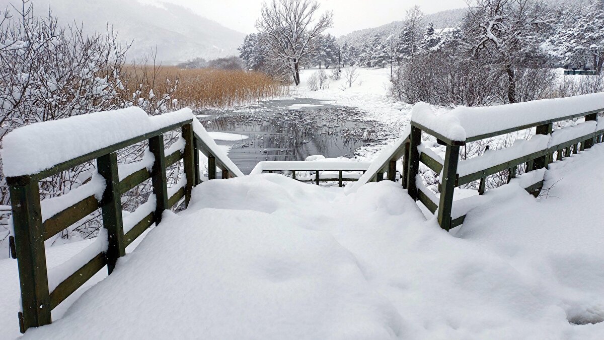 İstanbul ile Ankara'ya yakınlığı nedeniyle ilgi gören Abant'ta kar manzaraları oluştu. 