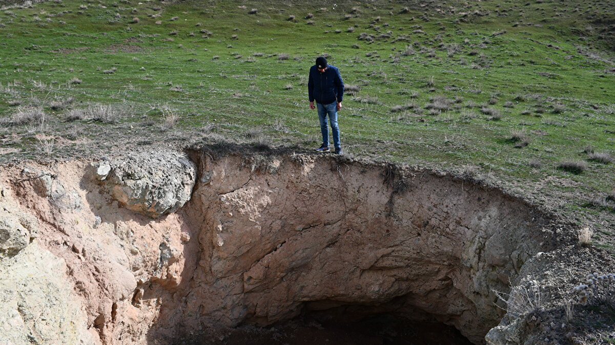 Sivas Cumhuriyet Üniversitesi Mühendislik Fakültesi Jeoloji Mühendisliği Bölümü Genel Jeoloji Ana Bilim Dalı Başkanı Prof. Dr. Kaan Şevki Kavak, AA muhabirine, bölgenin kireçtaşı olarak da bilinen karstik yapıdaki kayalardan oluştuğunu söyledi.<br><br>