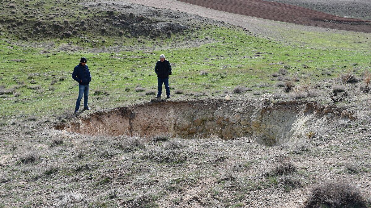 Tecer Dağları'nın güneyinde karbonatlı kayaçlar olan kireç taşları gözlemlediklerini belirten Kavak, şunları kaydetti:<br><br>"Bu karbonatlı kayaçlar bölgede düzlük alanlarda da yer alıyor ve suyla etkileştiğinde erimelere sebep oluyor. Üzerindeki toprağın ağırlığıyla birtakım çöküntülere bölgede rastlayabiliyoruz. Bu çöküntülerin, Konya Ovası'nda geniş alanlarda oluşan obrukların küçük birer örneği. Kireç taşları bölgede sadece düzlüklerde değil, Tecer Dağları'nın oluşumunda da etken. Çok büyük yükseltiler de oluşturabiliyor. Kahramanmaraş merkezli depremler bu obrukların oluşum zamanını daha öne çekmiş olabilir. Özellikle ikinci depreme 150 kilometrelik bir mesafede olmasına rağmen yer kabuğunda meydana gelen hareketlerin bu çökmeleri daha da öne aldığını söyleyebilirim. Bu karstik çöküntülerin üzerinde alttaki suyun erimesiyle bazı küçük obruk benzeri yapılar olabiliyor."