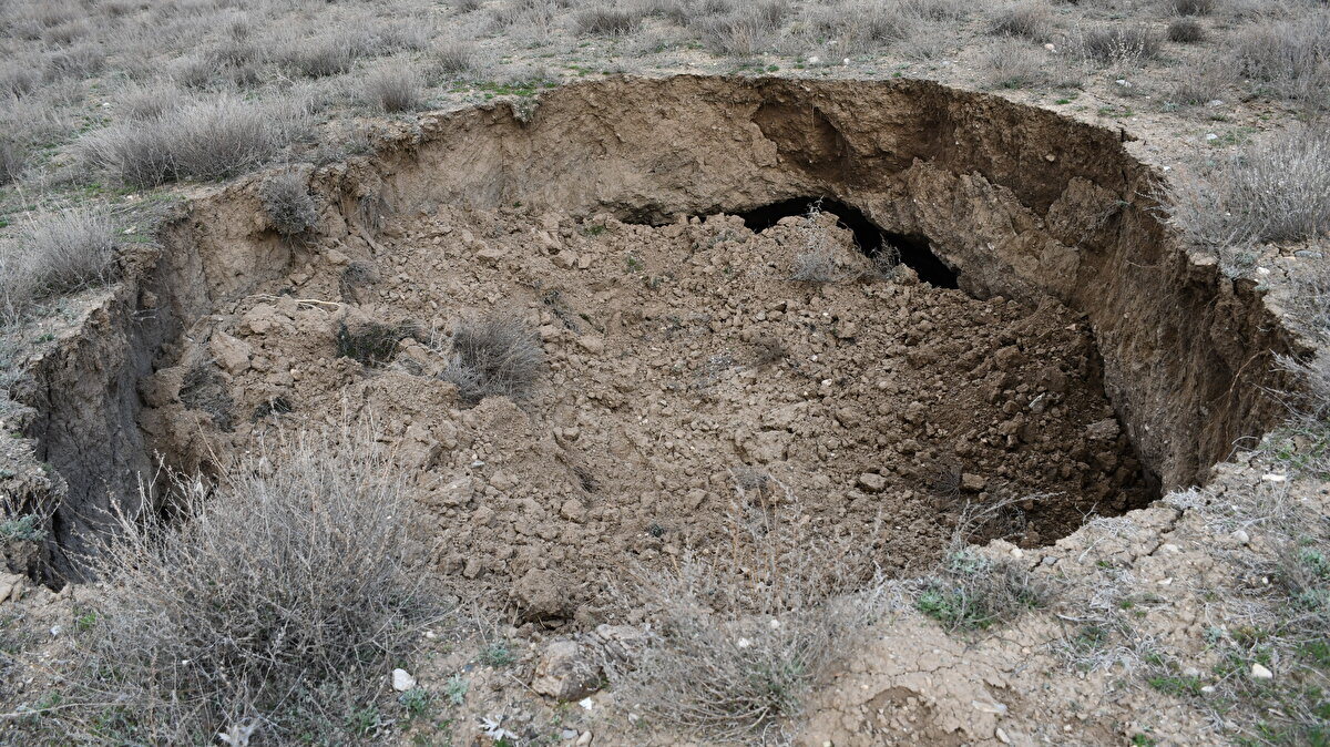 Deliler fayı üzerinde bariz bir deprem oluşturabilecek derecede büyük bir sismisite gözlenmediğini anlatan Kavak, "Sadece Sivas'ın Altınyayla ilçe merkezinin bulunduğu kesimde çok küçük, en fazla 3 büyüklüğünde deprem kümelenmelerini görebiliyoruz." diye konuştu.<br><br>