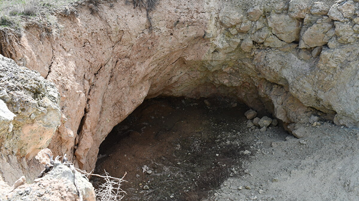 Tecer Dağları'nın güneyinde ortaya çıkan bu çöküntü alanlarını obruk olarak nitelendirdiklerini ifade eden Kavak, şu an için bölgede korkulacak bir şey olmadığını dile getirdi.<br><br>