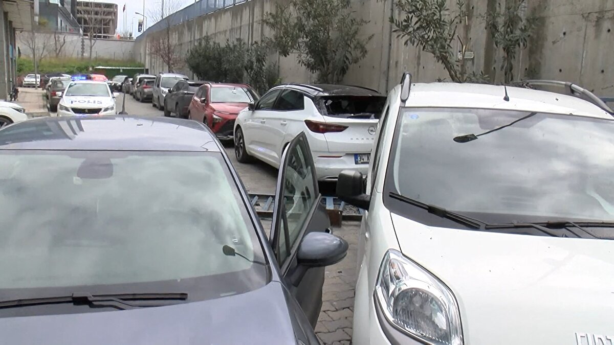 Demir parçanın üzerine düştüğü 4 araçta hasar oluştu. Otomobil sürücüsünün çarptığı minibüsün şoförü İbrahim Aktürk, "Yanyolda seyir halindeyken ses geldi yavaşladım. Arkadan gelen araç çarptı" dedi.