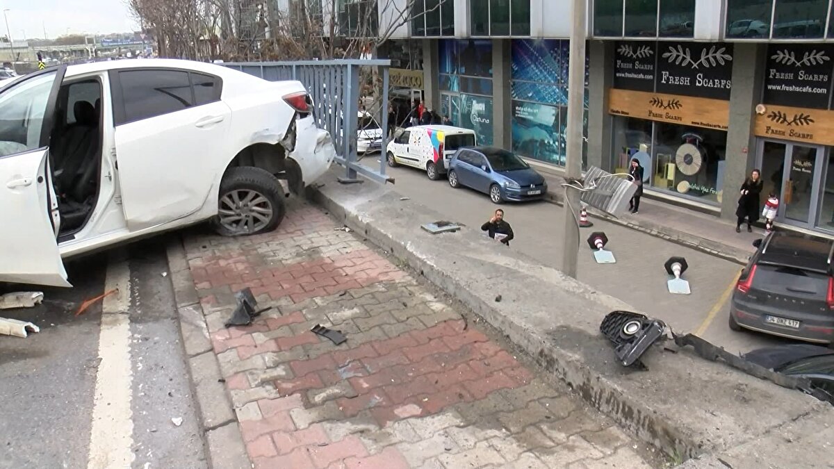 Kırılan demir bariyerlerden kopan parça yaklaşık 4 metre yükseklikten park halindeki araçların üzerine düştü.