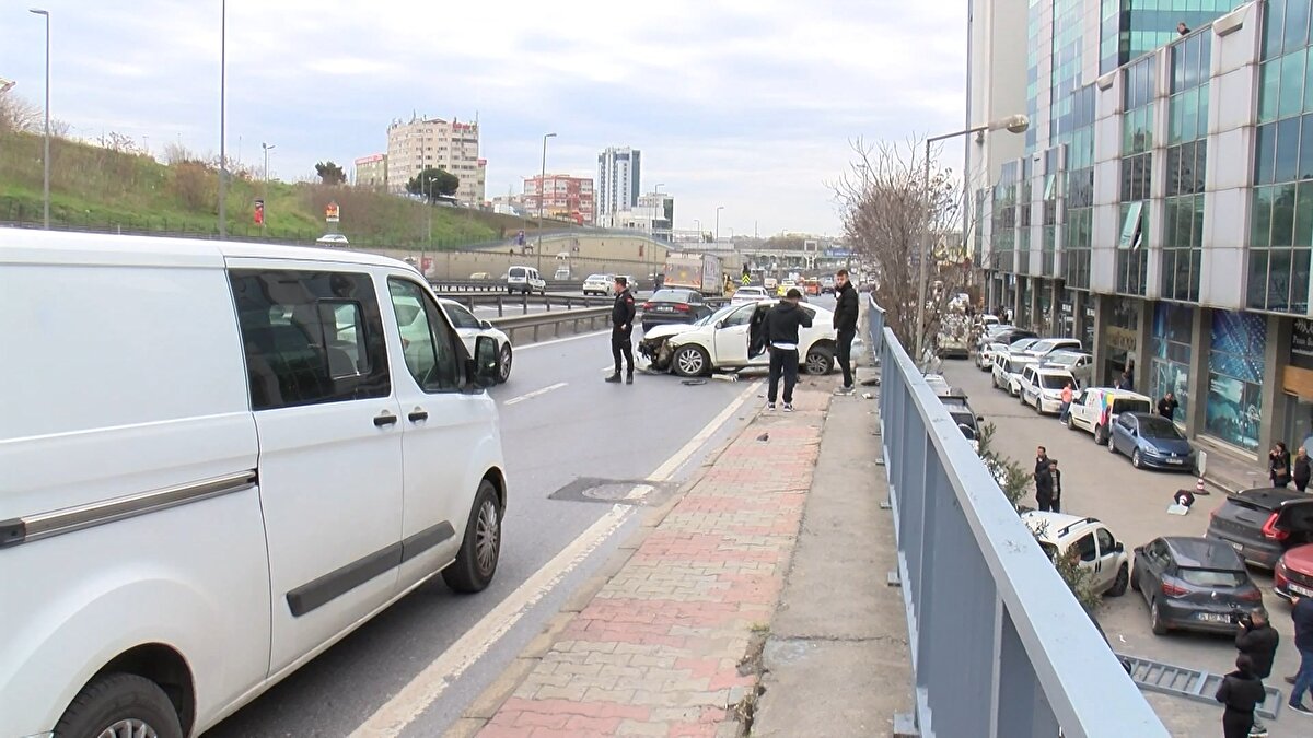 Kaza, saat 11.30 sıralarında D-100 Karayolu Merter Edirne istikametinde meydana geldi.