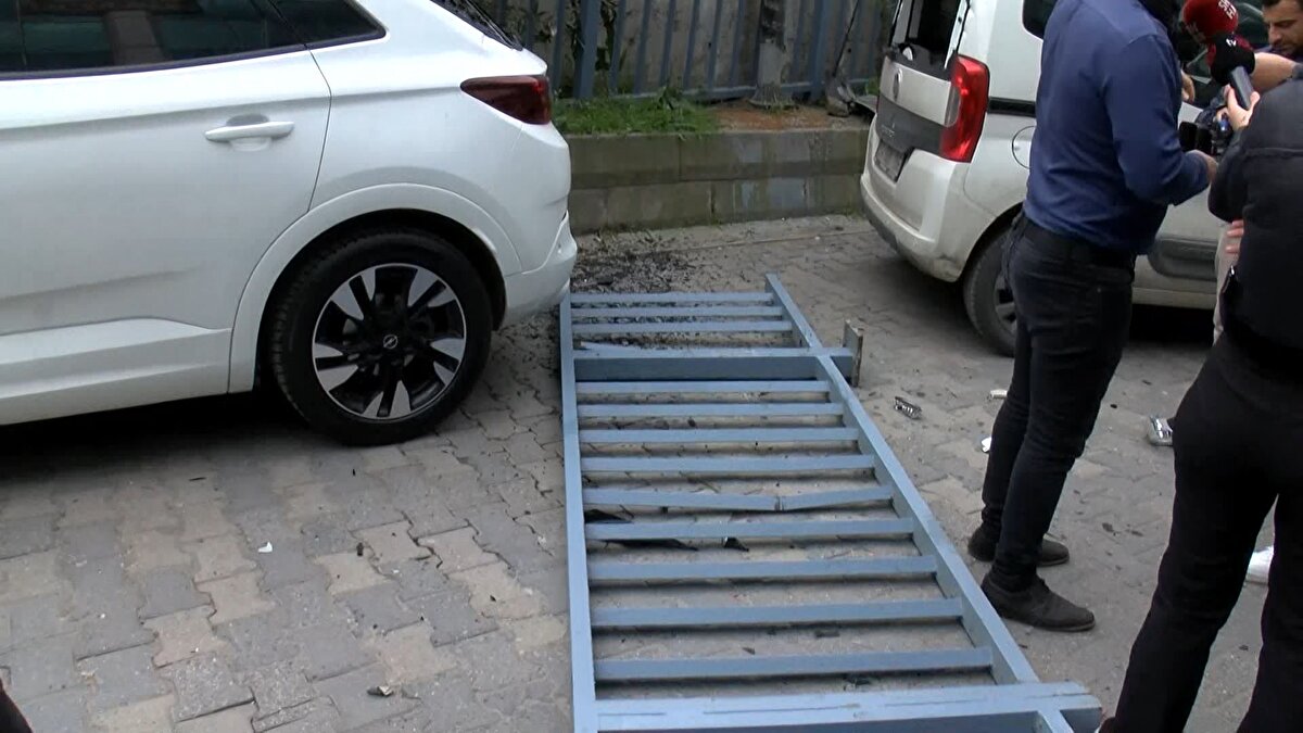 Sürücüsünün direksiyon hakimiyetini kaybettiği 34 FPV 713 plakalı otomobil, yoldan çıkarak seyir halindeki minibüse çarptı.