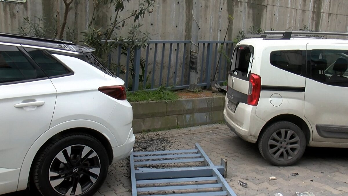 Savrulan otomobil, yol kenarındaki demir bariyerlere çarparak durabildi.